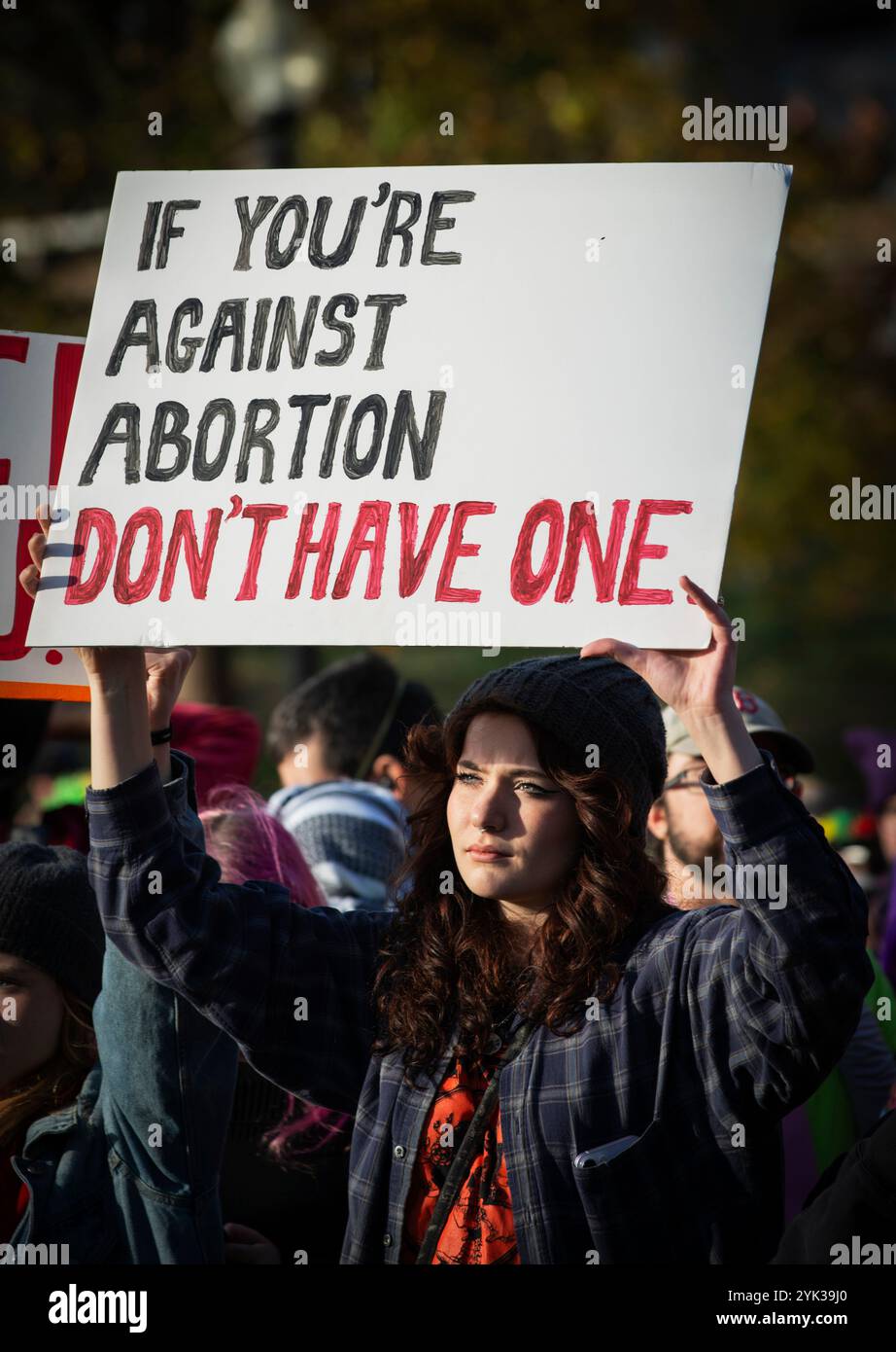 Pro, Anti-aborto. Boston, Massachusetts, Stati Uniti. 16 novembre 2024. I sostenitori dell'aborto affrontano i manifestanti anti anti-aborto "Pro-Life" al Parkman Bandstand sul Boston Common. Centinaia di dimostranti Pro-Choice sono stati separati dalla polizia in attrezzature antisommossa e barricate metalliche dalla marcia annuale degli uomini anti-aborto che si è conclusa sul Boston Common. Crediti: Chuck Nacke / Alamy Live News Foto Stock
