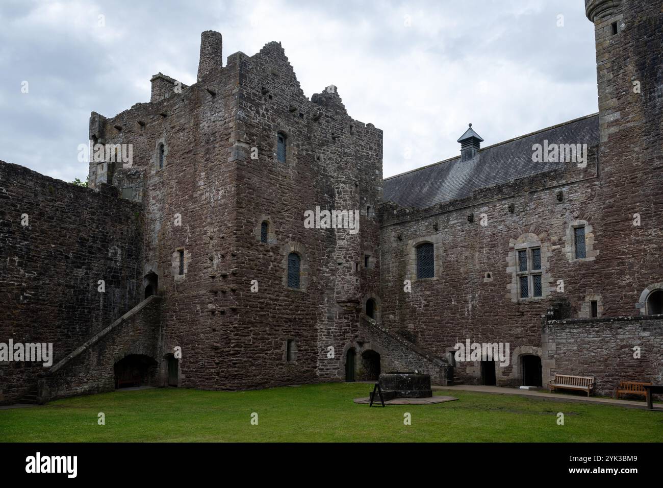 Fortezza medievale Castello di Doune vicino al villaggio di Doune nel distretto di Stirling, Scozia. Si tratta di una fortezza cortile costruita intorno al 1400 da Robert Ste Foto Stock