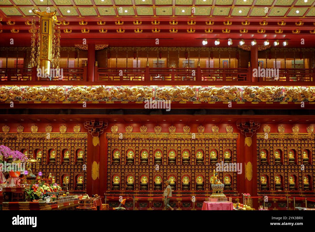 Singapore 2019 gennaio 01 sala interna del magnifico Tempio Relic del dente del Buddha progettato in modo intricato, tempio buddista Cinese in stile Tang a Chinatown, si Foto Stock