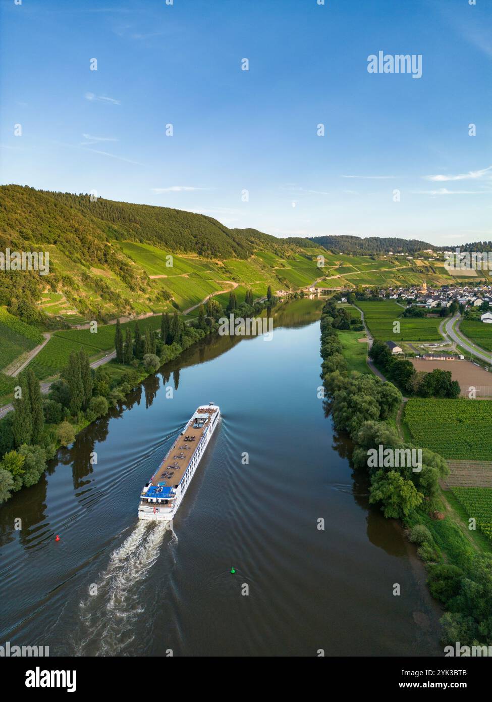 Vista aerea della nave da crociera sul fiume Antonio Bellucci (Thurgau Travel) sulla Mosella, Trittenheim, Renania-Palatinato, Germania, Europa Foto Stock