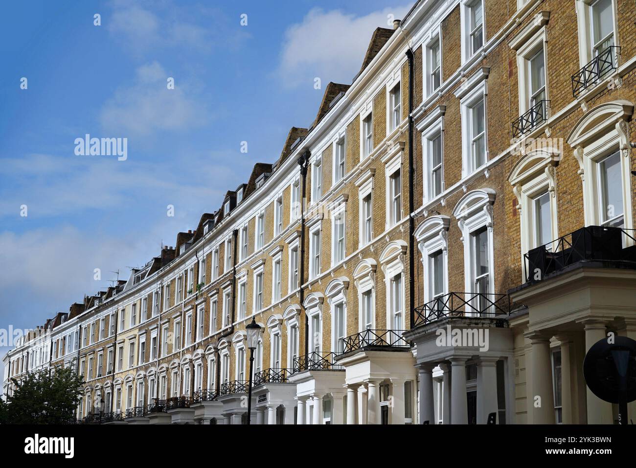 Una lunga fila di case in mattoni, il London Borough di Kensington Foto Stock