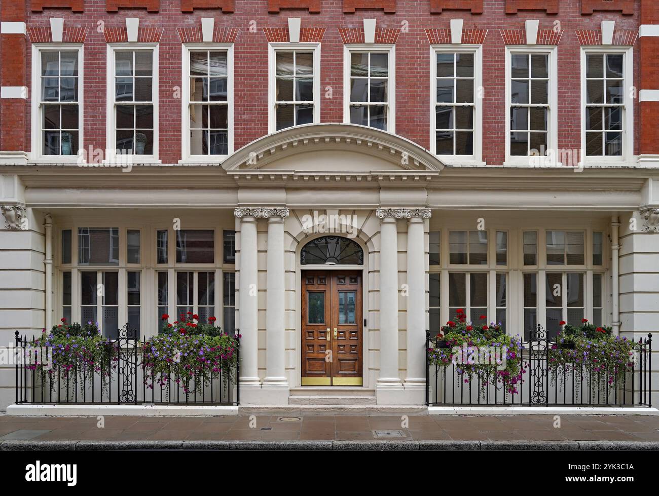 Londra, facciata di edifici per uffici professionali, con fiori su ringhiere Foto Stock