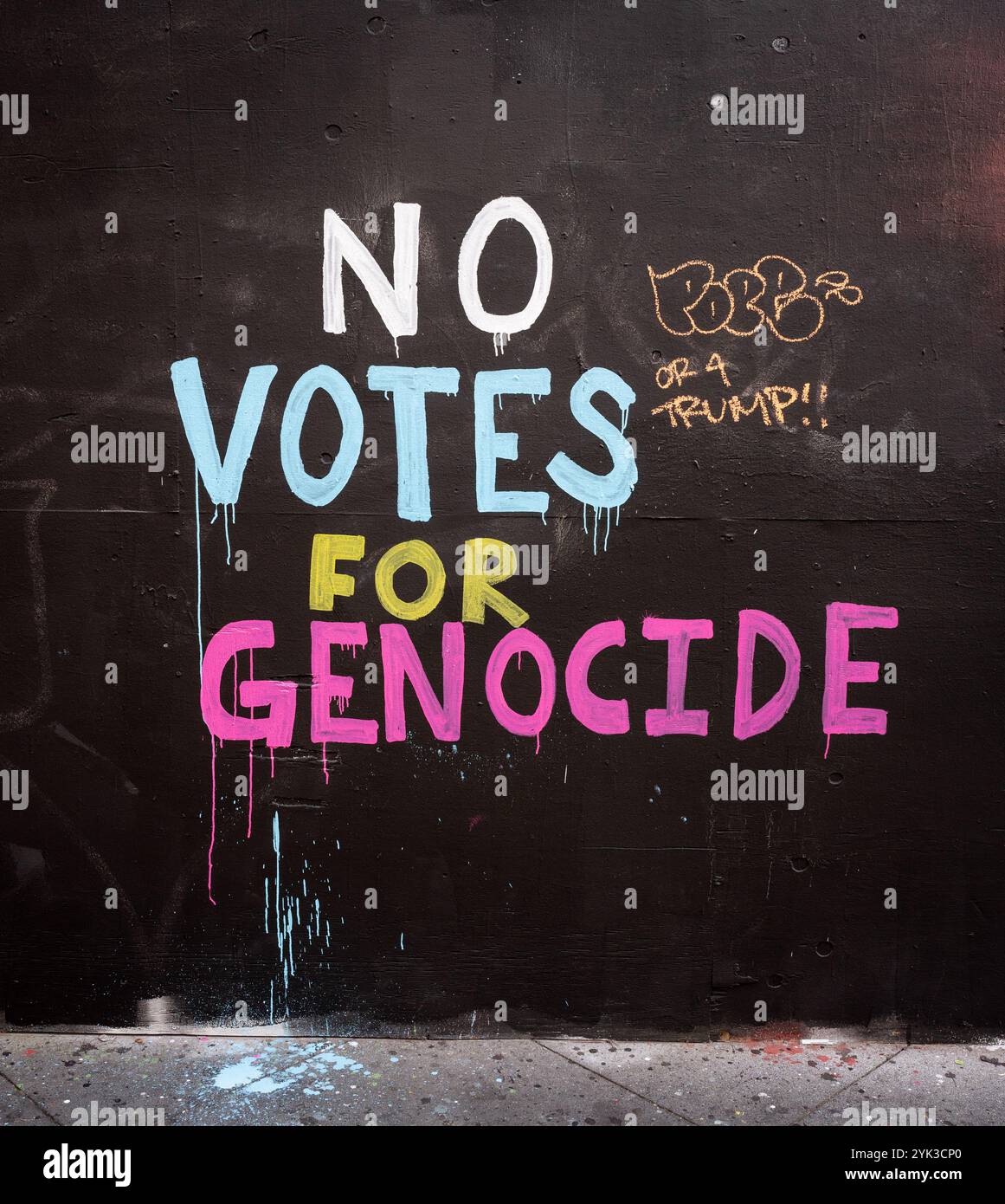 Graffiti nel centro di Los Angeles che recita: "Niente voti per il genocidio". Foto Stock