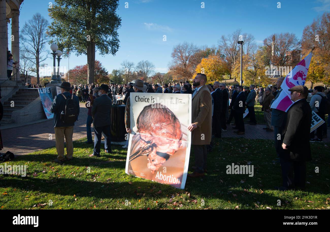 Pro, Anti-aborto. Boston, Massachusetts, Stati Uniti. 16 novembre 2024. Pro-Life Men's March termina al Parkman Bandstand sul Boston Common. I partecipanti della Annual Men’s March hanno dovuto essere separati da centinaia di dimostranti Pro-Choice dalla polizia che indossava attrezzature antisommossa e barricate al termine della annuale marcia maschile anti-aborto che si è conclusa sul Boston Common. Foto Stock