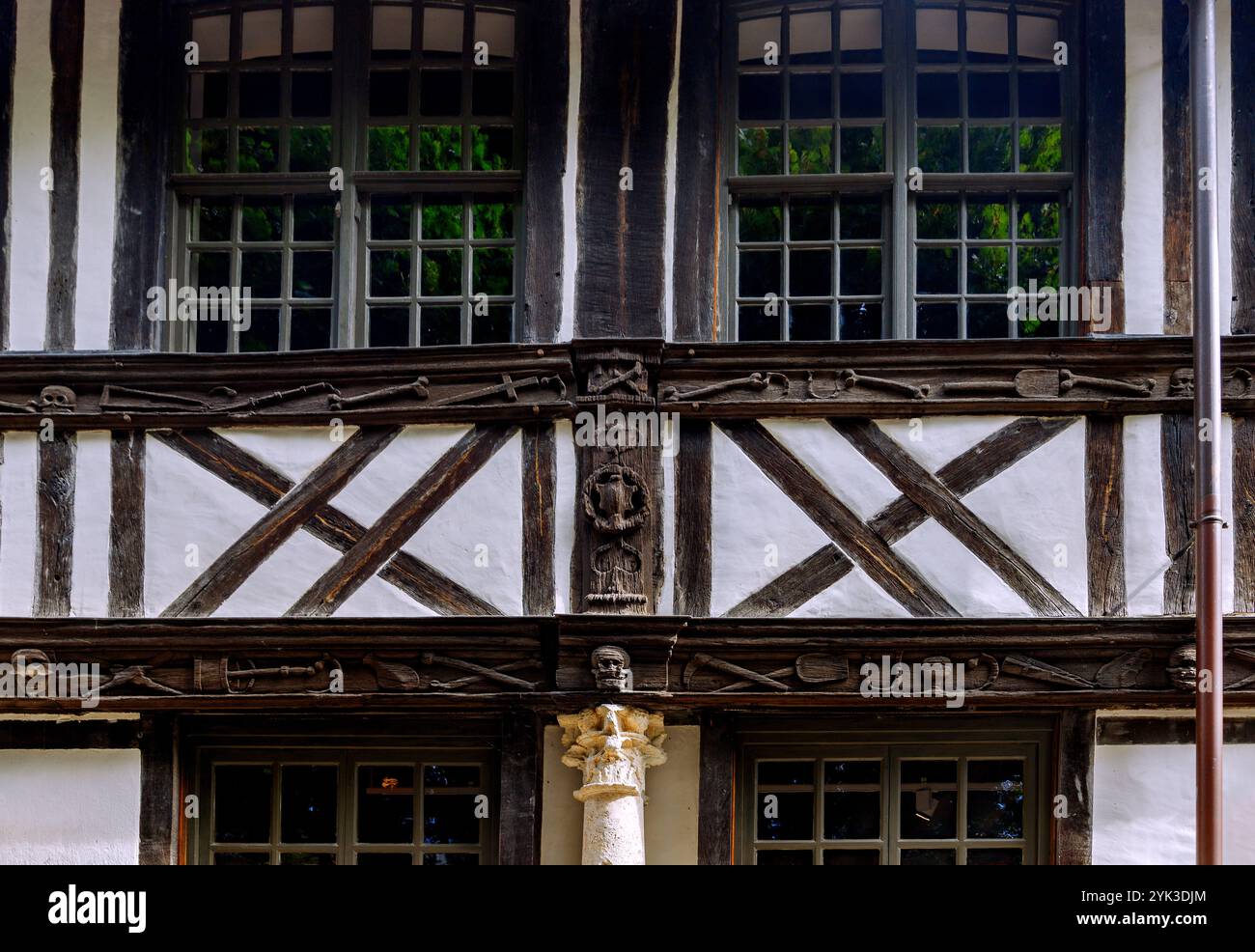 Aître de Saint-Maclou (Aitre) con danza della morte ornamenti e sculture in legno con ossa e teschi a Rouen nel dipartimento Senna-Marittima in t Foto Stock