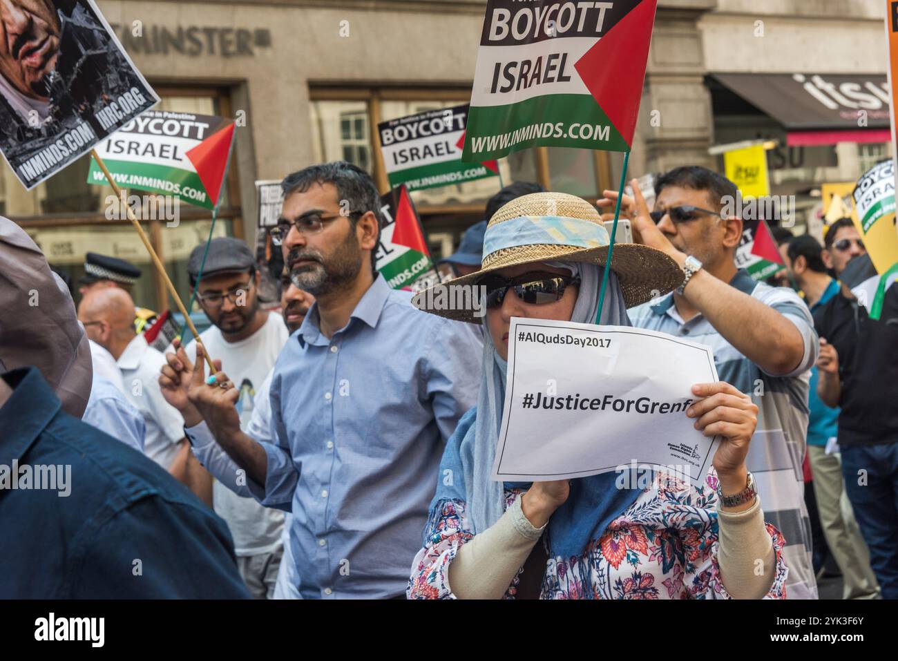 Londra, Regno Unito. 18 giugno 2017. L'annuale al Quds (Gerusalemme) Day march a Londra a cui partecipano diverse migliaia di persone provenienti da tutto il paese si dirige verso l'ambasciata degli Stati Uniti. Organizzato dal comitato Quds con la Commissione islamica per i diritti umani e sostenuto da vari gruppi, tra cui la Stop the War Coalition, l'Associazione musulmana della Gran Bretagna e gli ebrei per il boicottaggio dei beni israeliani, è stato guidato dagli ebrei anti-sionisti Imams e Neturei Karta, ha chiesto la libertà per la Palestina e per tutti gli oppressi in tutto il mondo. Come al solito attirò l'opposizione dei gruppi sionisti, con una manifestazione tenuta clos Foto Stock