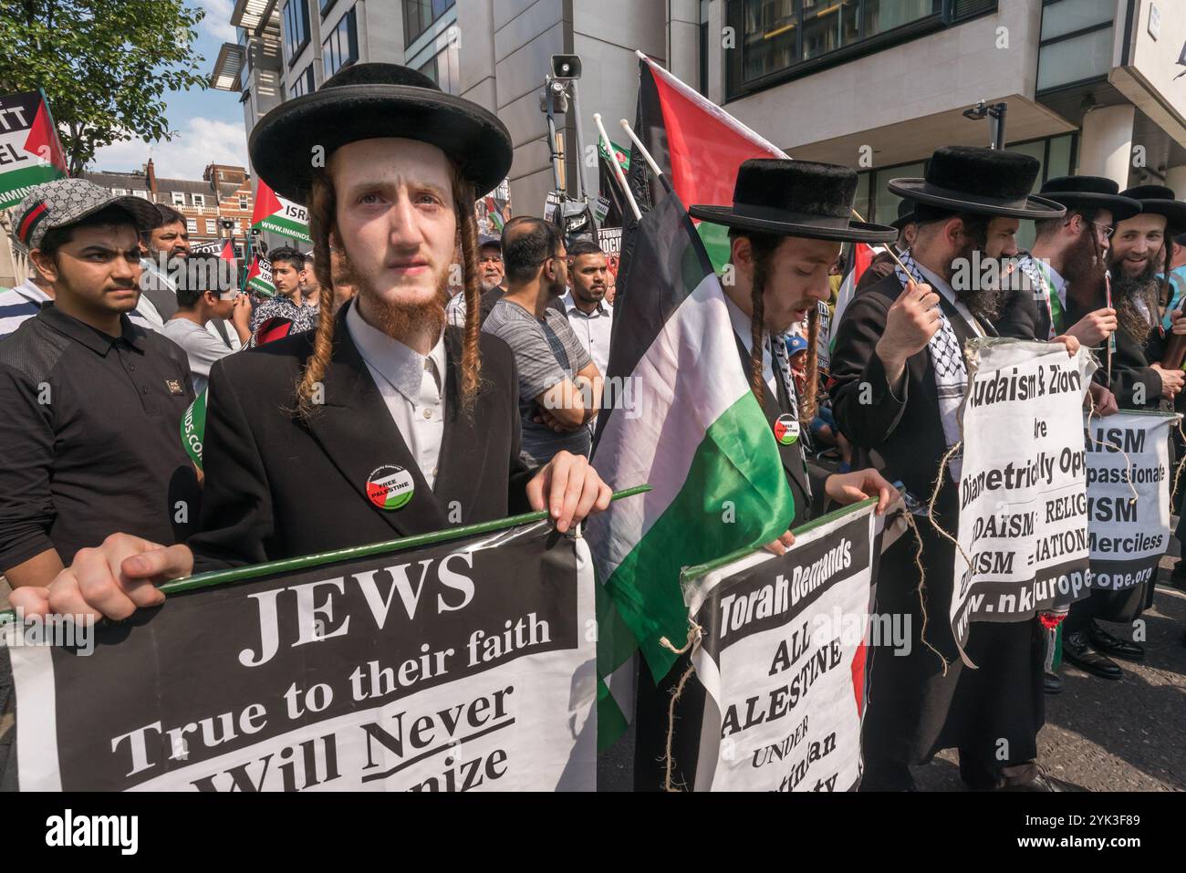 Londra, Regno Unito. 18 giugno 2017. Gli ebrei Neturei Karta all'inizio della marcia annuale del giorno al Quds (Gerusalemme) a Londra cui parteciparono diverse migliaia di persone provenienti da tutto il paese hanno dovuto sopportare commenti antisemiti da parte dei sionisti contrari alla marcia. L'evento è stato organizzato dal comitato Quds con la Commissione islamica per i diritti umani e sostenuto da vari gruppi, tra cui la Stop the War Coalition, l'Associazione musulmana della Gran Bretagna e gli ebrei per il boicottaggio dei beni israeliani, è stato guidato da Imams e Neturei Karta ebrei anti-sionisti, ha chiesto la libertà per la Palestina e per tutti gli oppressi in tutto il mondo. Foto Stock