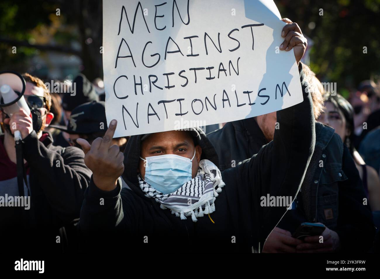 Pro, Anti-aborto. Boston, Massachusetts, Stati Uniti. 16 novembre 2024. I sostenitori dell'aborto affrontano i manifestanti anti anti-aborto "Pro-Life" al Parkman Bandstand sul Boston Common. Centinaia di dimostranti Pro-Choice sono stati separati dalla polizia in attrezzature antisommossa e barricate metalliche dalla marcia annuale degli uomini anti-aborto che si è conclusa sul Boston Common. Crediti: Chuck Nacke / Alamy Live News Foto Stock