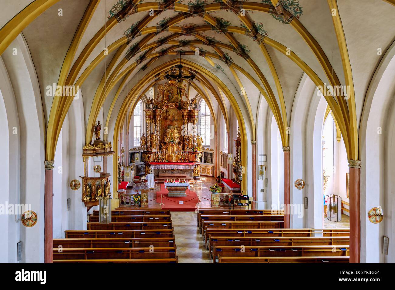Interno della chiesa fortificata Kößlarn (chiesa parrocchiale della Santissima Trinità) con volta a rete dipinta e altare maggiore con immagine miracolosa in Markt Kößl Foto Stock