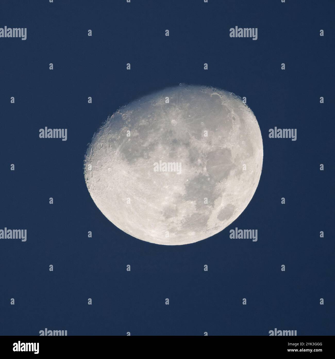 Luna nella fase a mezzaluna, l'immagine è stata catturata con qualche luce diurna ancora presente, da cui il cielo limpido. Foto Stock