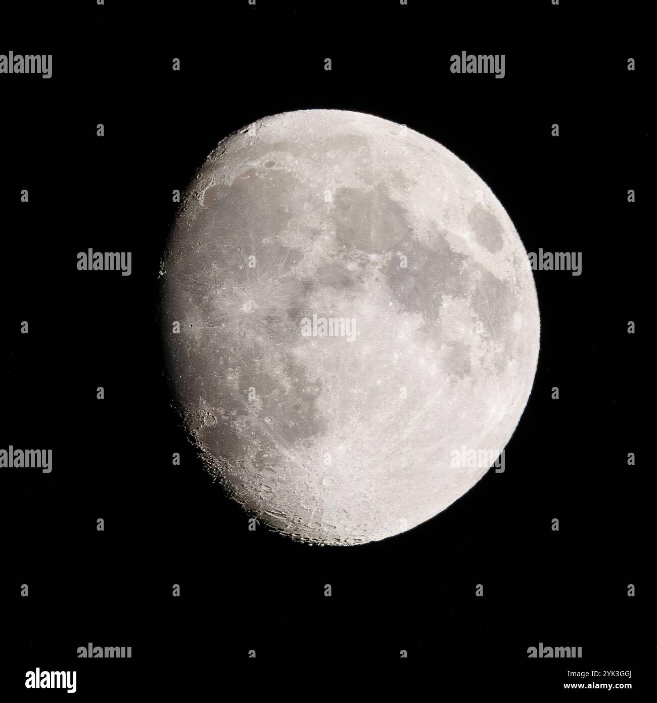 Luna nella fase a mezzaluna, l'immagine è stata catturata durante la notte, cielo scuro.V Foto Stock