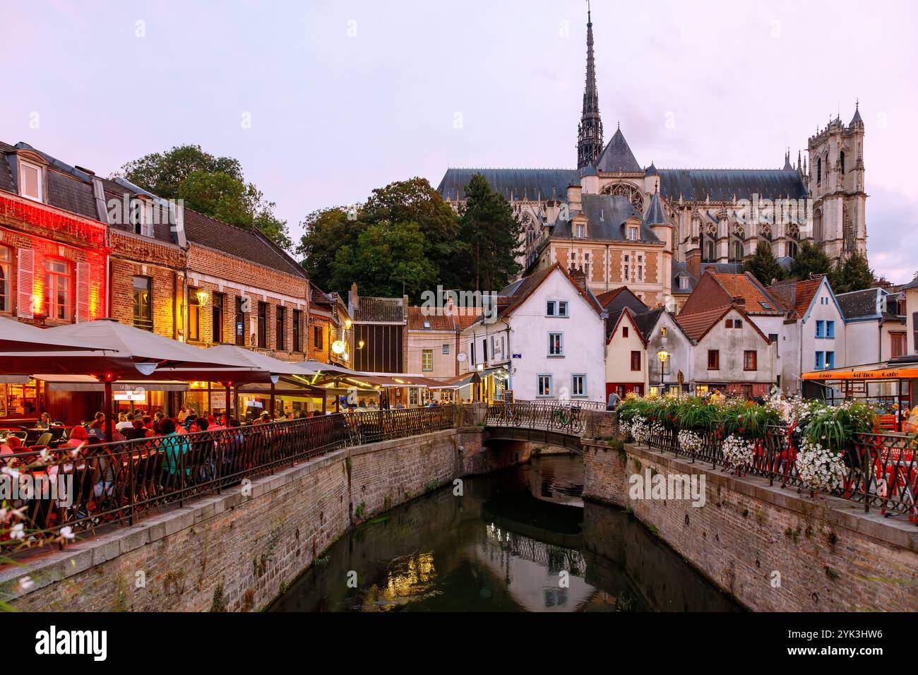 Cathédrale Notre-Dame e Place du Don con ponte sulla Rivière des Clairons ad Amiens nel dipartimento della somme, nella regione Hauts-de-France a p. Foto Stock