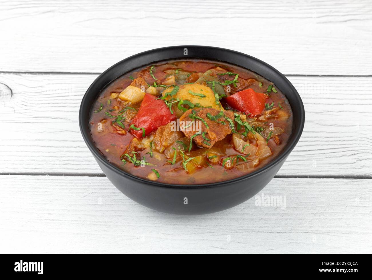 Stufato Khashlama di carne di manzo o di agnello con verdure su un piatto nero, vista dall'alto. Cucina armena e georgiana. Foto Stock