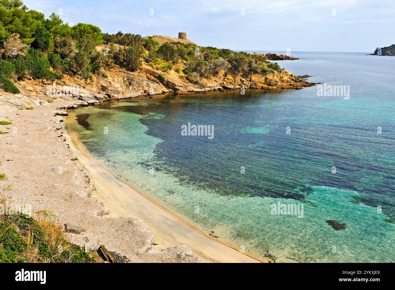 Spiaggia di Tamarells con sullo sfondo il promontorio e la torre di avvistamento es Colomar, Parco naturale S'Albufera des Grau, Minorca, Isole Baleari, Spagna, Foto Stock