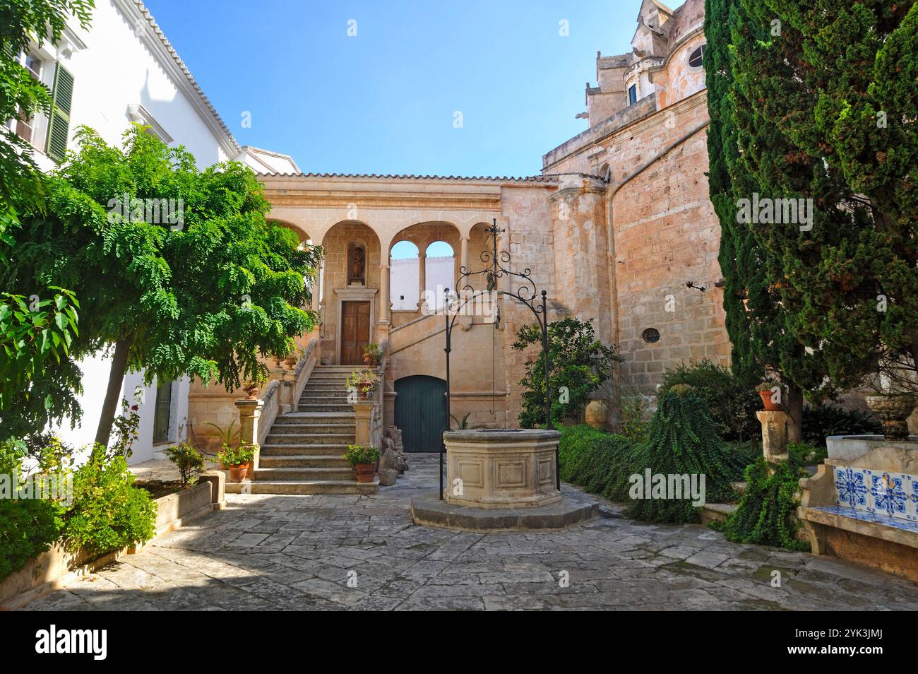 Cortile adiacente alla Cattedrale Ciutadella di Minorca, Minorca, Isole Baleari, Spagna, Europa Foto Stock