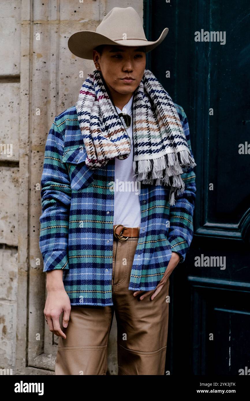 Parigi, Francia. 30 settembre 2024. Street style, arrivo allo spettacolo Sacai Primavera Estate 2025, tenuto presso Espace 10, rue de Paradis, Parigi, Francia, il 30 settembre, 2024. foto di Marie-Paola Bertrand-Hillion/ABACAPRESS. COM credito: Abaca Press/Alamy Live News Foto Stock