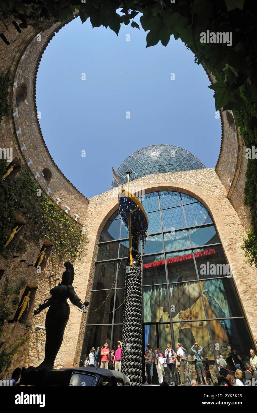 Cortile principale, Teatro e Museo Dali, Figueres. Costa Brava, Catalogna, Spagna, Europa Foto Stock