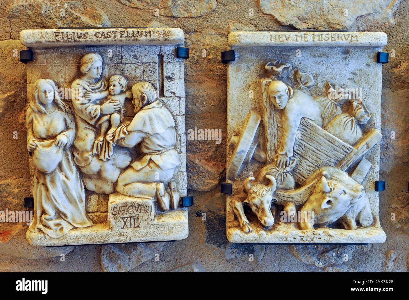Bassorilievo raffigurante una leggenda al Llegendes Hotel, Portal de la barca Street, Girona, Catalogna, Spagna, Europa Foto Stock