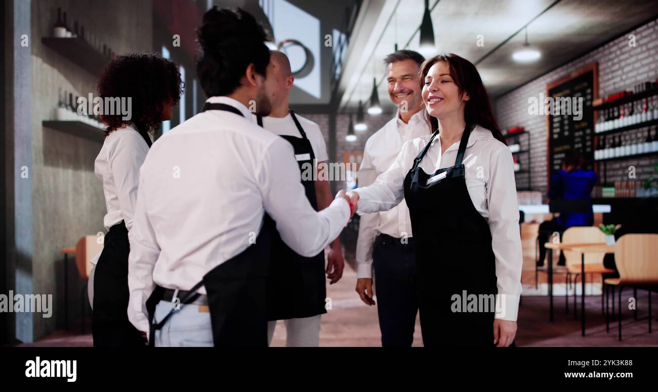 Stretta di mano per i nuovi dipendenti del Coffee Shop. Benvenuto del manager Foto Stock