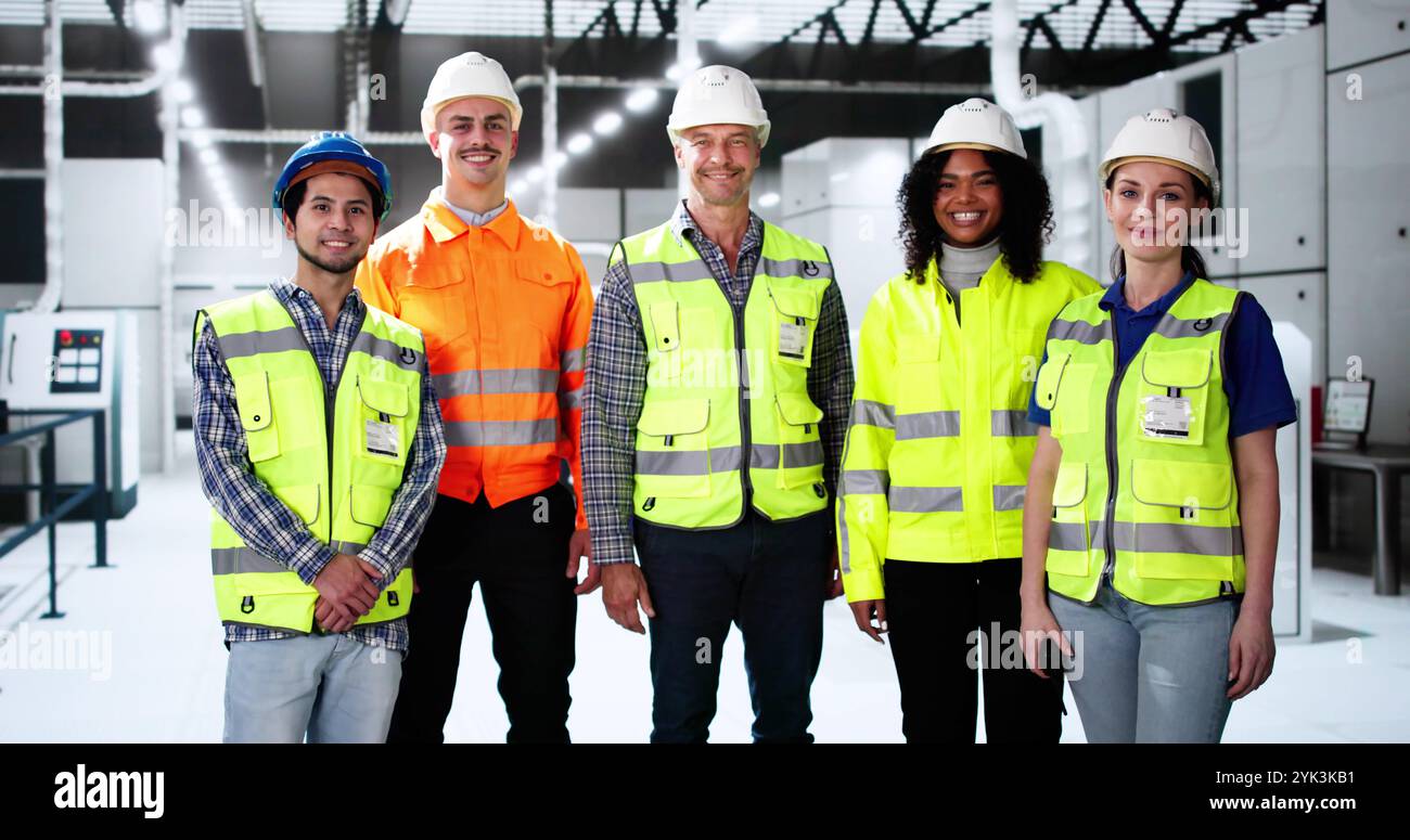 Team di ingegneri di fabbrica Happy presso lo stabilimento di produzione Foto Stock