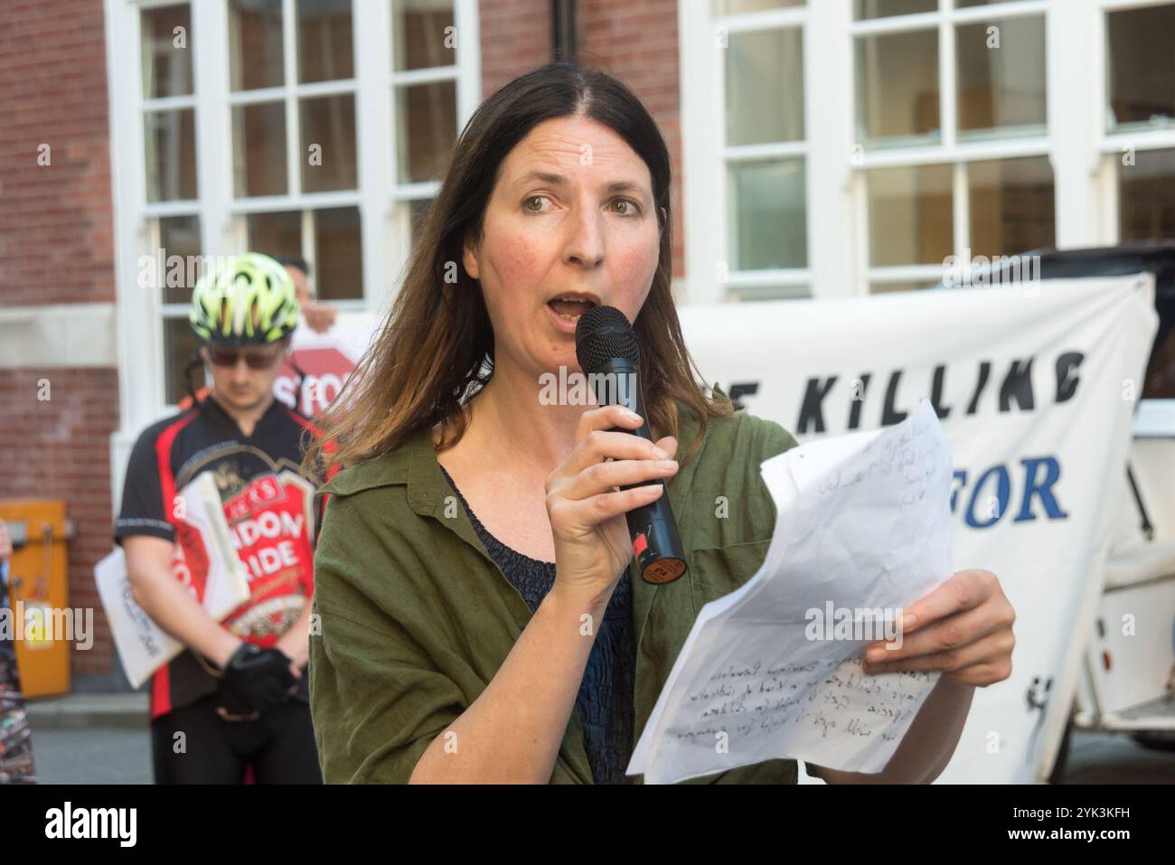 2017. Smettere di uccidere i ciclisti protestare veglia e morire fuori dal quartier generale del partito Tory ha segnato la morte di circa 280.000 persone per inquinamento atmosferico, in gran parte legate ai trasporti e di altre 168.000 persone stimate per malattie di inattività a causa della mancanza di piste ciclabili protette, da quando i conservatori sono stati eletti nel 2017. Chiedono che il 10 per cento del bilancio dei trasporti venga speso per infrastrutture ciclabili protette dall'aria pulita entro il 2020. Una protesta simile ebbe luogo fuori dal quartier generale laburista una settimana prima. Foto Stock