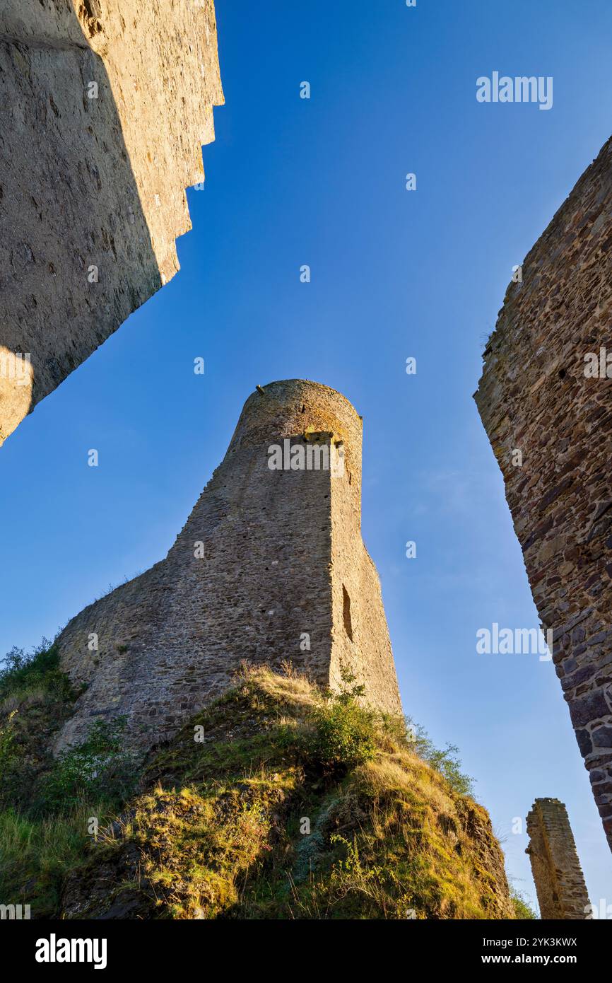 Sul Löwenburg a Monreal, distretto di Mayen-Coblenza, Renania-Palatinato, Germania Foto Stock