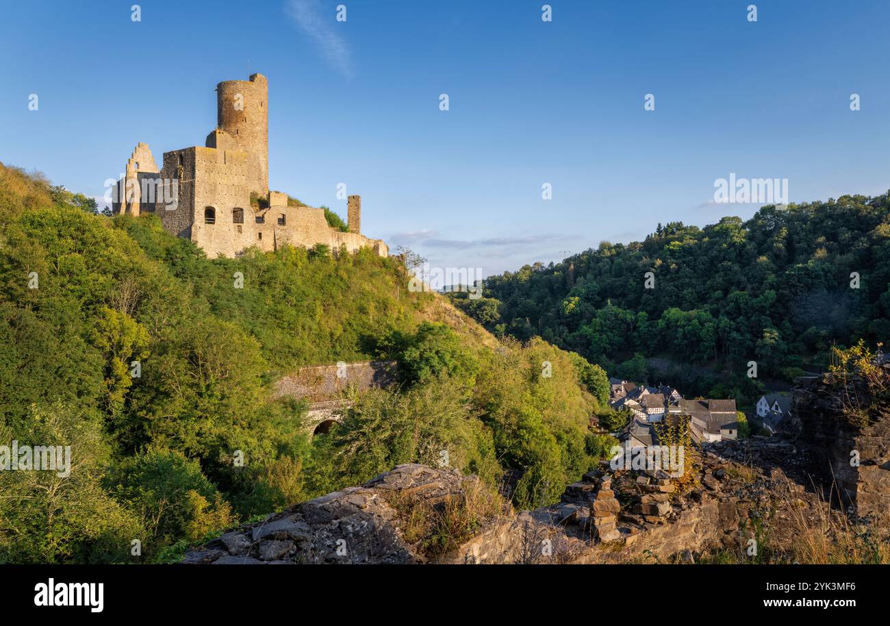 Veduta di Löwenburg, Monreal, distretto di Mayen-Coblenza, Renania-Palatinato, Germania Foto Stock