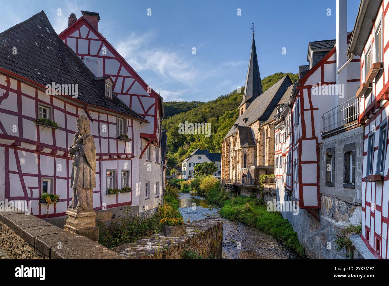 Camminando attraverso Monreal, il distretto di Mayen-Coblenza, Renania-Palatinato, Germania Foto Stock