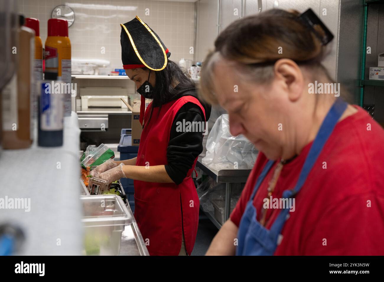 I dipendenti o la Northwest Elementary School preparano il pranzo per gli studenti, Lebanon, Pa., ottobre. 17, 2024. Come parte di un più ampio aggiornamento degli standard nutrizionali scolastici annunciato all'inizio di quest'anno, l'USDA ha reso più facile per le scuole acquistare cibi locali. All'inizio di quest'anno scolastico (2024-2025), l'USDA ha istituito un cambiamento di politica che consente alle scuole di richiedere che gli alimenti siano coltivati localmente, allevati o catturati quando effettuano acquisti per i loro programmi di pasto. L'investimento da 500 milioni di dollari recentemente annunciato in Local Foods for Schools incoraggerà le scuole a sfruttare questa nuova opzione per acquistare prodotti locali. Per aiutare a potenziare sc Foto Stock