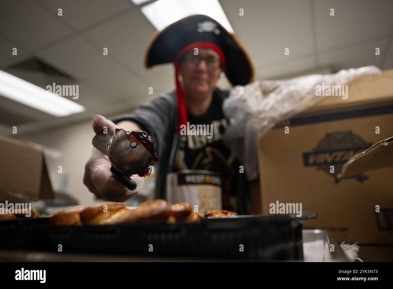 I dipendenti o la Northwest Elementary School preparano il pranzo per gli studenti, Lebanon, Pa., ottobre. 17, 2024. Come parte di un più ampio aggiornamento degli standard nutrizionali scolastici annunciato all'inizio di quest'anno, l'USDA ha reso più facile per le scuole acquistare cibi locali. All'inizio di quest'anno scolastico (2024-2025), l'USDA ha istituito un cambiamento di politica che consente alle scuole di richiedere che gli alimenti siano coltivati localmente, allevati o catturati quando effettuano acquisti per i loro programmi di pasto. L'investimento da 500 milioni di dollari recentemente annunciato in Local Foods for Schools incoraggerà le scuole a sfruttare questa nuova opzione per acquistare prodotti locali. Per aiutare a potenziare sc Foto Stock