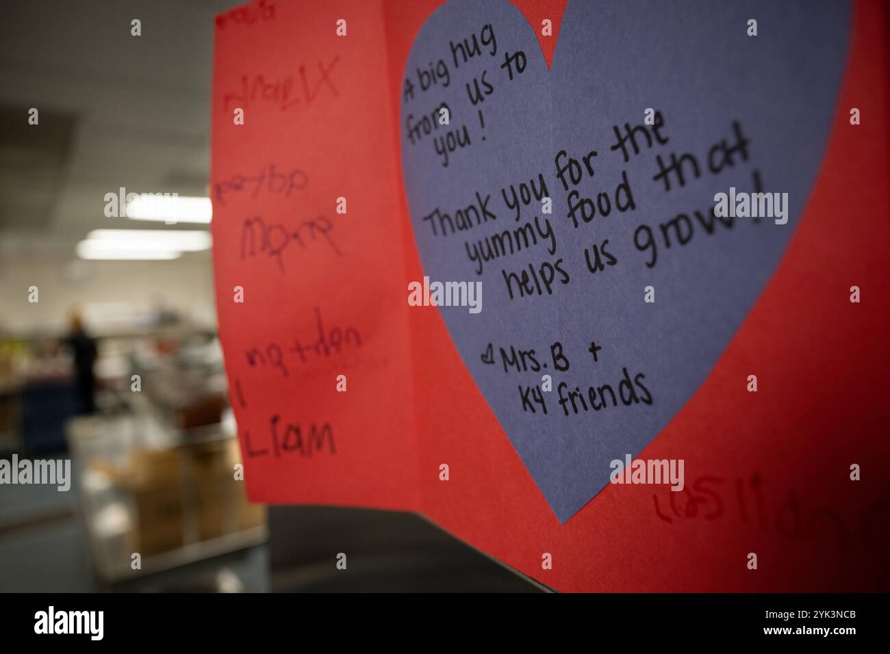 I dipendenti o la Northwest Elementary School preparano il pranzo per gli studenti, Lebanon, Pa., ottobre. 17, 2024. Come parte di un più ampio aggiornamento degli standard nutrizionali scolastici annunciato all'inizio di quest'anno, l'USDA ha reso più facile per le scuole acquistare cibi locali. All'inizio di quest'anno scolastico (2024-2025), l'USDA ha istituito un cambiamento di politica che consente alle scuole di richiedere che gli alimenti siano coltivati localmente, allevati o catturati quando effettuano acquisti per i loro programmi di pasto. L'investimento da 500 milioni di dollari recentemente annunciato in Local Foods for Schools incoraggerà le scuole a sfruttare questa nuova opzione per acquistare prodotti locali. Per aiutare a potenziare sc Foto Stock