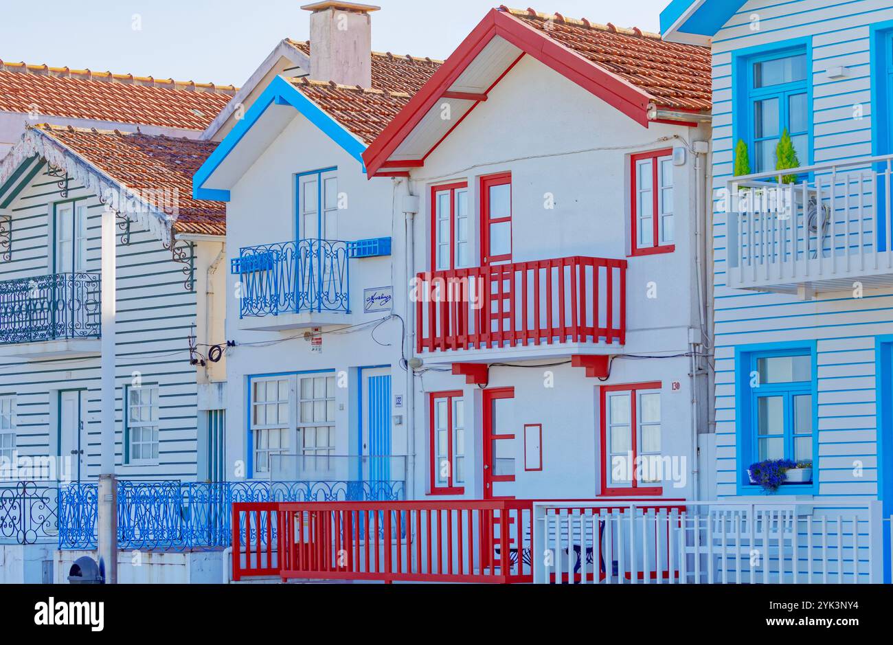 Case tradizionali a strisce di legno, Costa Nova do Prado, Aveiro, Portogallo Foto Stock