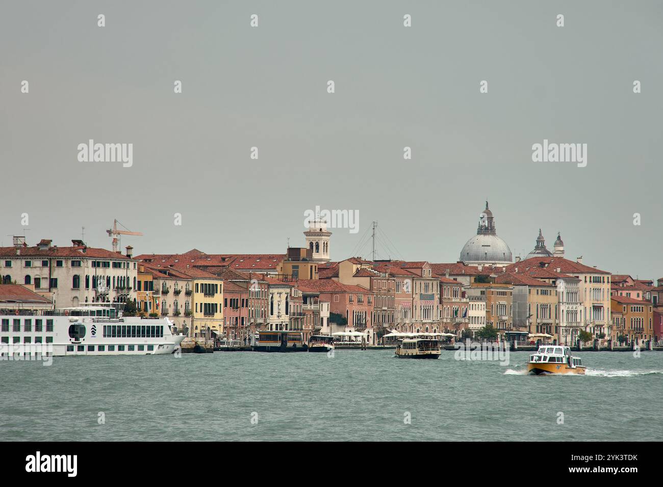 Venezia,Italia;ottobre,17,2024:la malinconica bellezza di un canale veneziano in una giornata nuvolosa. Le ombre soffici del cielo coperto cadono dolcemente sulla calma Foto Stock