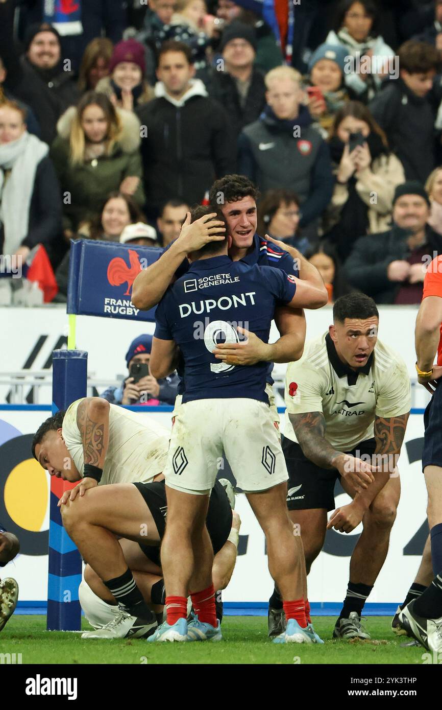 Saint Denis, Francia. 16 novembre 2024. Paul Boudehent di Francia celebra la sua prova con Antoine Dupont di Francia durante il test match di rugby a 15 Autumn Nations Series 2024 tra Francia e nuova Zelanda (All Blacks) il 16 novembre 2024 allo Stade de France di Saint-Denis vicino Parigi, Francia - foto Jean Catuffe/DPPI Credit: DPPI Media/Alamy Live News Foto Stock