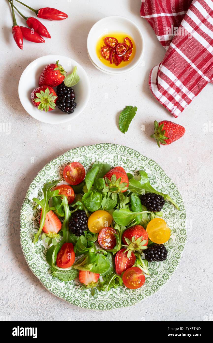 Insalata di foglie con pomodori, fragole e more Foto Stock