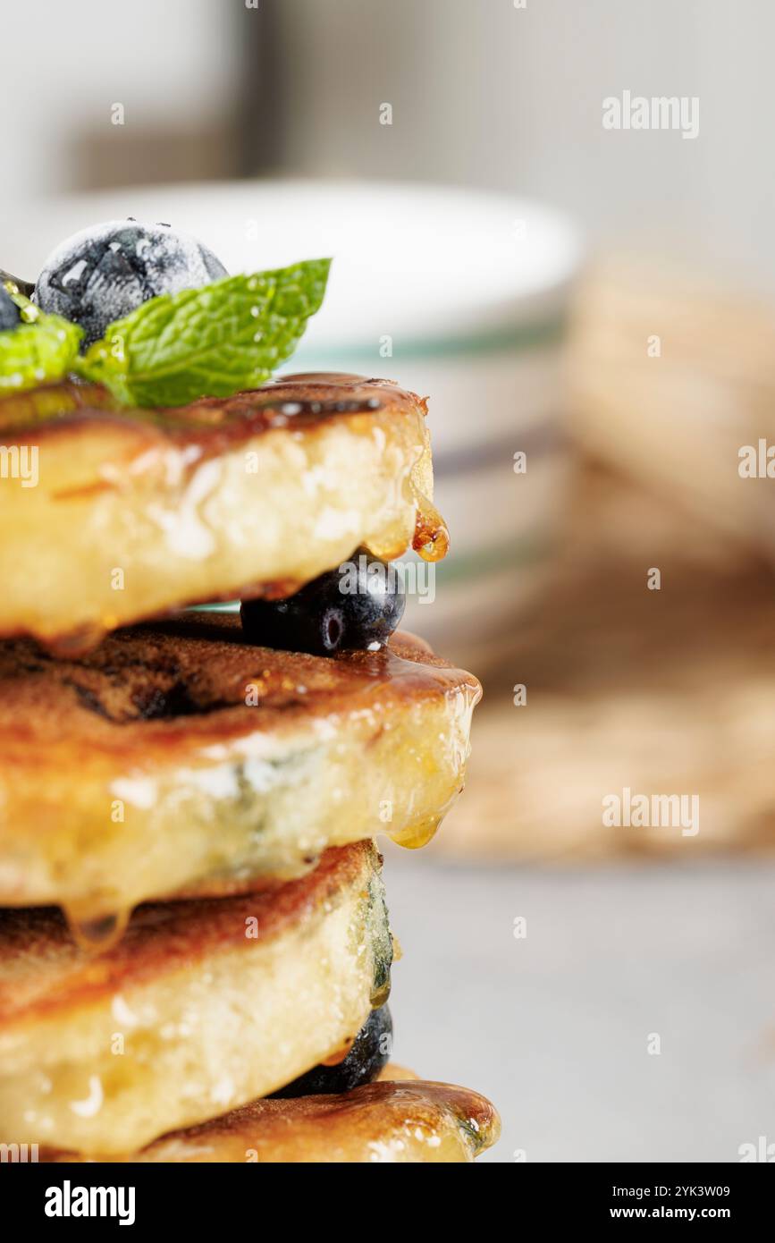 Pancake ai mirtilli con sciroppo d'acero e mirtilli freschi Foto Stock