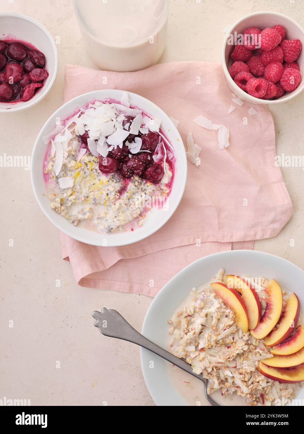 Avena notturna con ciliegie, semi di chia e cocco essiccato Foto Stock