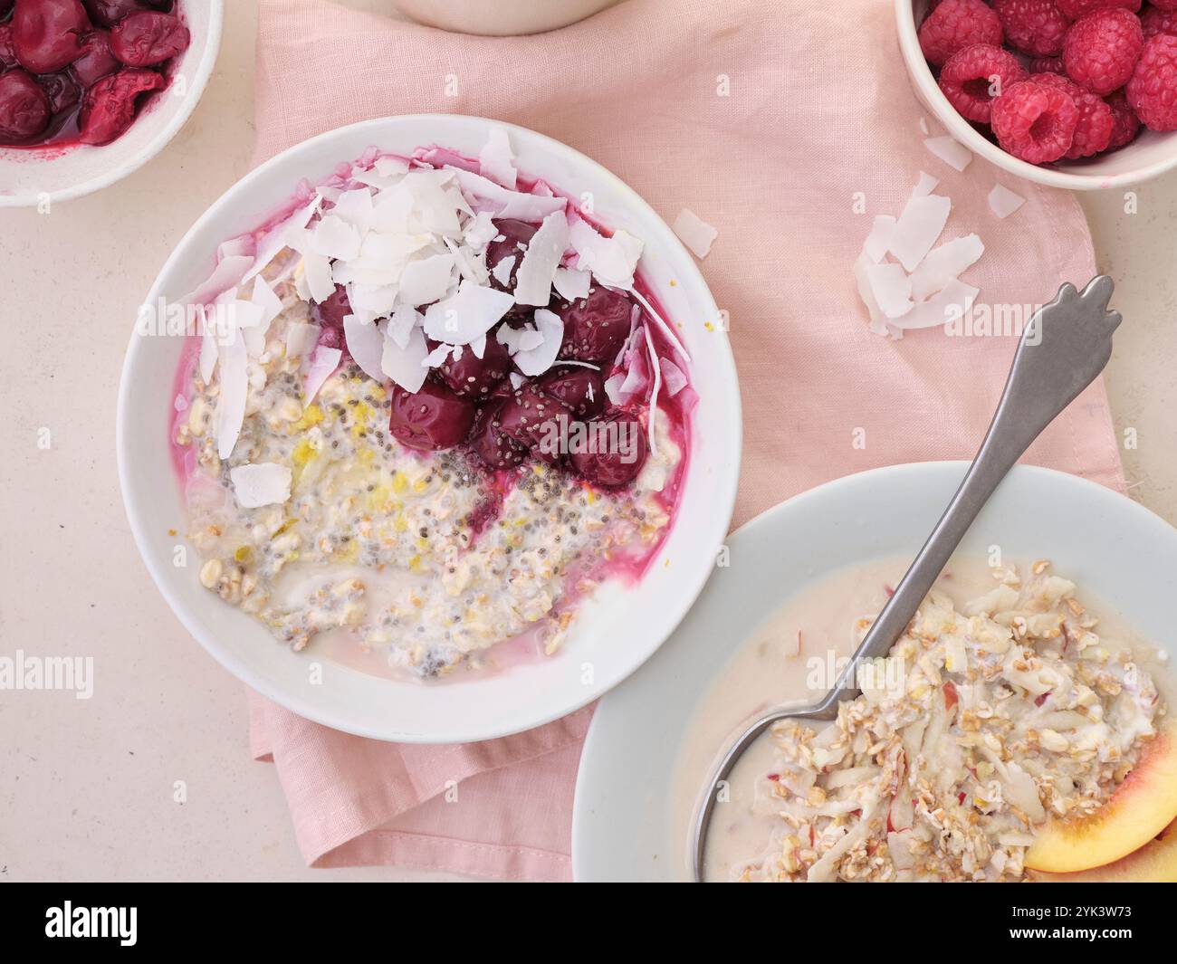 Avena notturna con ciliegie, semi di chia e fiocchi di cocco Foto Stock