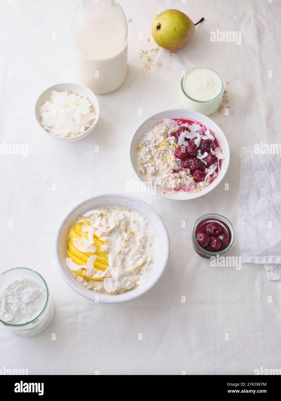Avena notturna con yogurt, fette di mango e ciliegie sottaceto Foto Stock