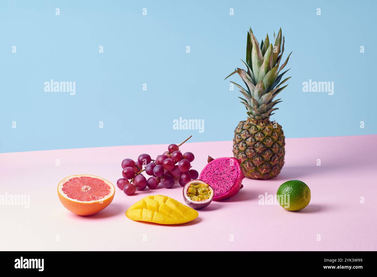 Frutti tropicali: ananas, frutto del drago, pompelmo, frutto della passione, lime, mango Foto Stock