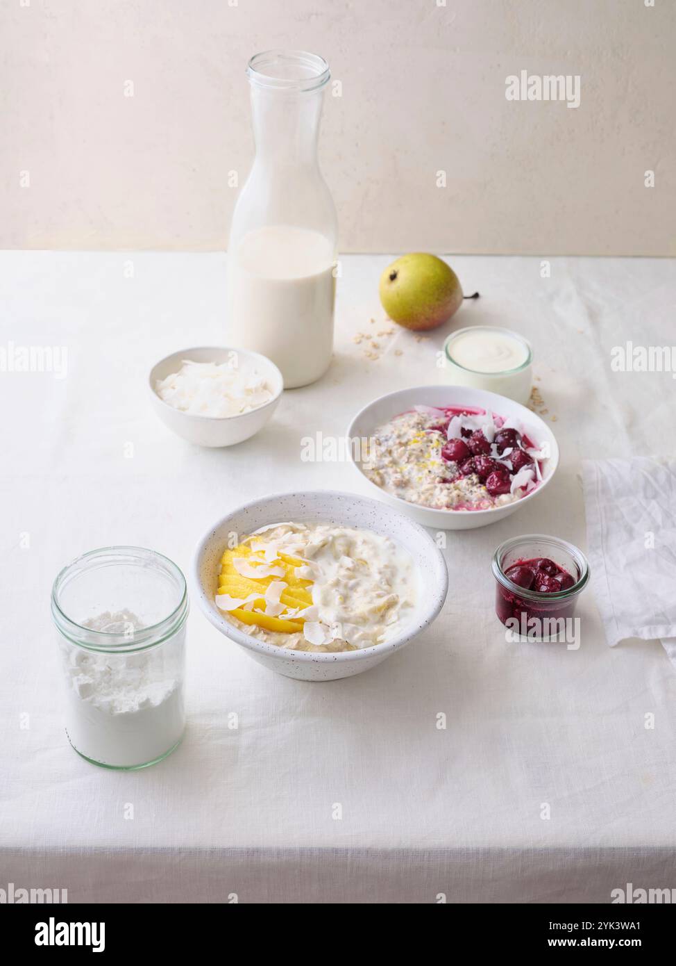 Pernottamento con fiocchi di cocco e frutta fresca Foto Stock