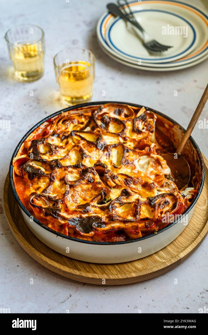 Lasagne con tagliatelle e salsa al formaggio Foto Stock