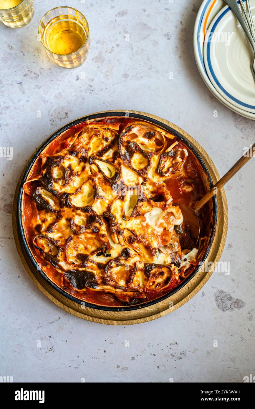 Lasagne con tagliatelle e salsa al formaggio Foto Stock