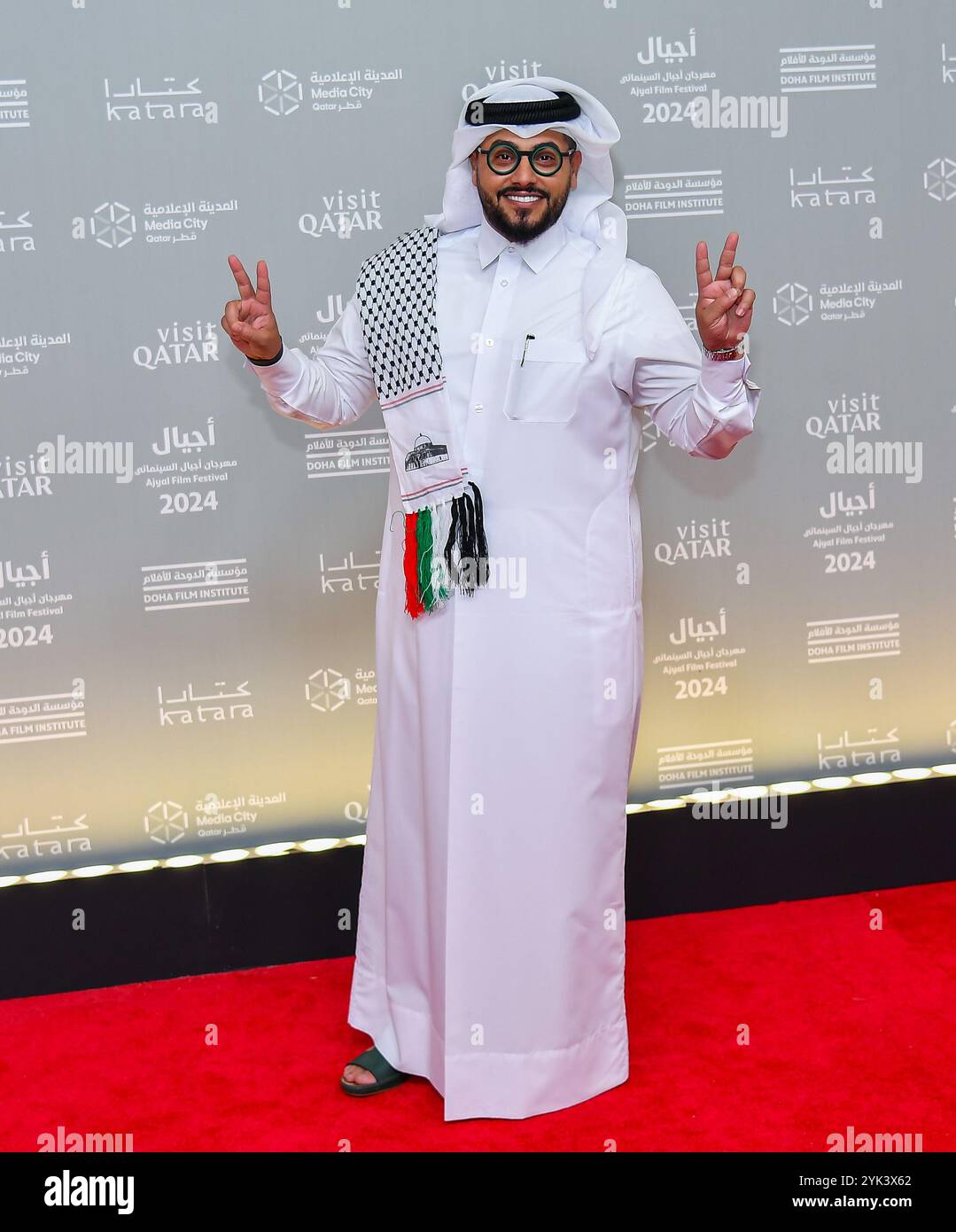 Doha, Qatar. 17 novembre 2024. L'artista del Qatar Hamad al-Ammari partecipa al Red carpet "Sudan, Remember Us" durante la proiezione della serata di apertura dell'Ajyal Film Festival 2024, presentato dal Doha Film Institute al Katara Cultural Village di Doha, Qatar, il 16 novembre 2014. (Foto di Noushad Thekkayil/NurPhoto) credito: NurPhoto SRL/Alamy Live News Foto Stock