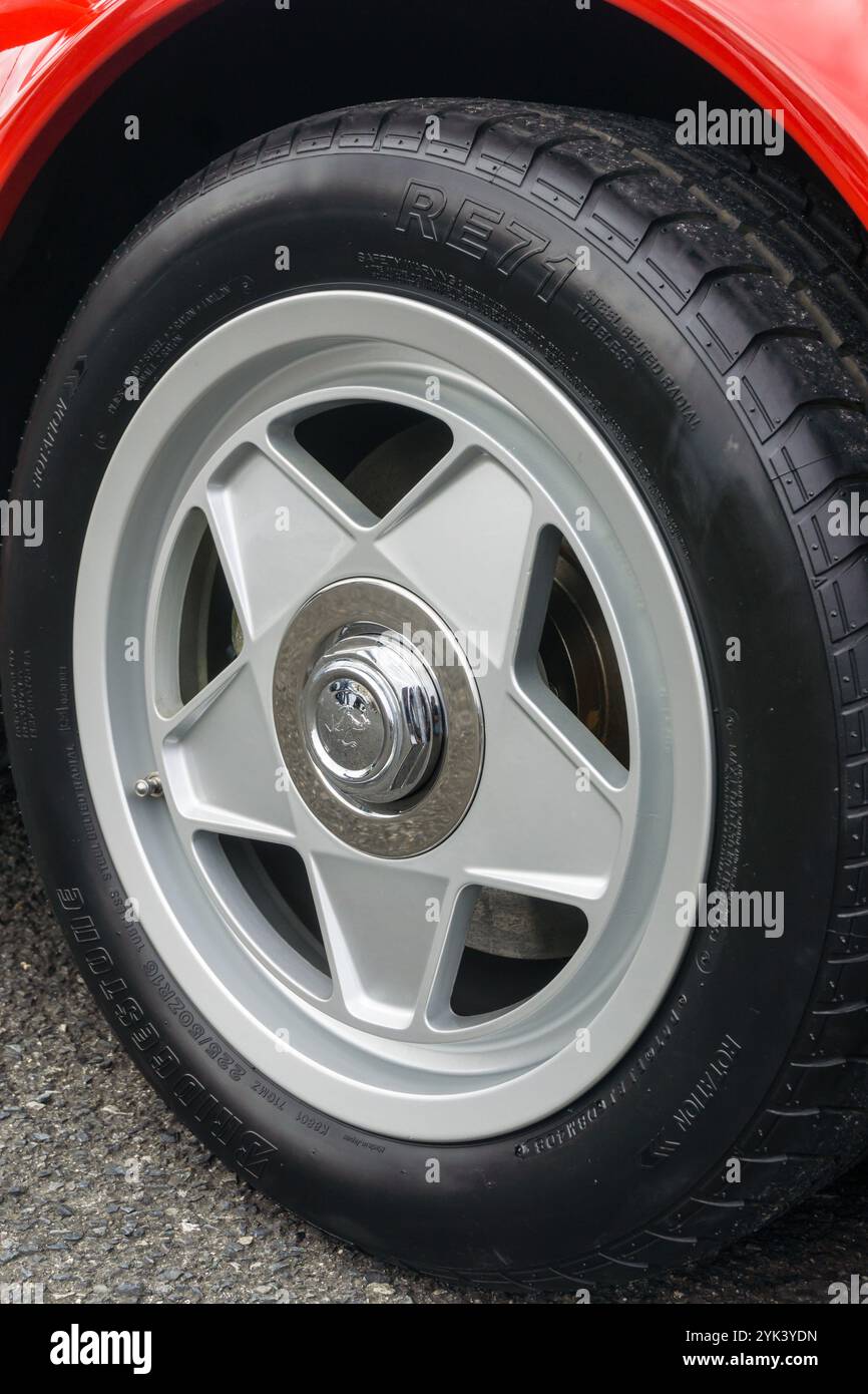 Dettaglio ravvicinato di un cerchio in lega di magnesio su una Ferrari Testarossa rossa rossa rossa rossa degli anni '1980 Foto Stock