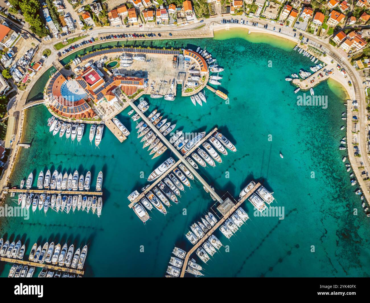 Rogoznica marina e Frapa hotel resort, un popolare villaggio turistico sulla costa meridionale della Dalmazia. Foto del drone scattata il 25 ottobre 2024 a Rogoz Foto Stock