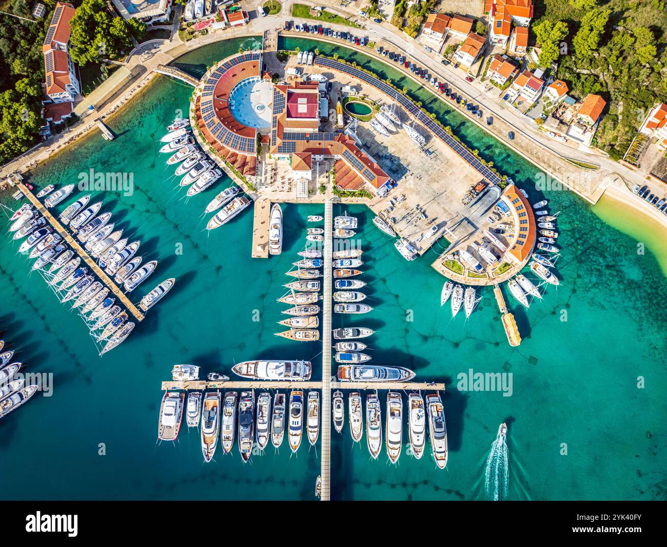 Rogoznica marina e Frapa hotel resort, un popolare villaggio turistico sulla costa meridionale della Dalmazia. Foto del drone scattata il 25 ottobre 2024 a Rogoz Foto Stock