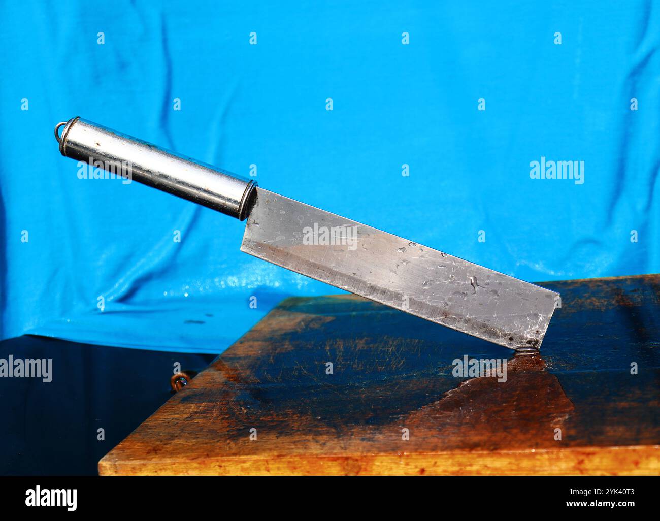 L'immagine di un coltello con tagliere cattura l'essenza di una cucina ben attrezzata. Foto Stock