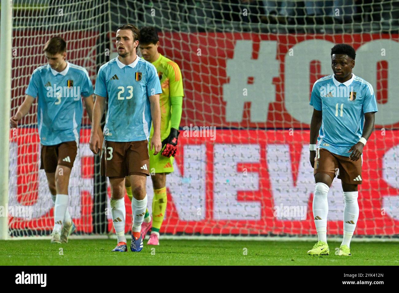 Lovanio, Belgio. 15 novembre 2024. Tuur Rommens (23) del Belgio e Kazeem Olaigbe (11) del Belgio sembrano delusi e delusi dopo aver concesso il gol 0-2 durante una partita di calcio tra le nazionali Under 21 del Belgio e della repubblica Ceca nella prima tappa dei play off nelle qualificazioni del Campionato EUFA Under 21, venerdì 15 novembre 2024 a Lovanio, Belgio. (Foto di David Catry/Sportpix) credito: Sportpix/Alamy Live News Foto Stock