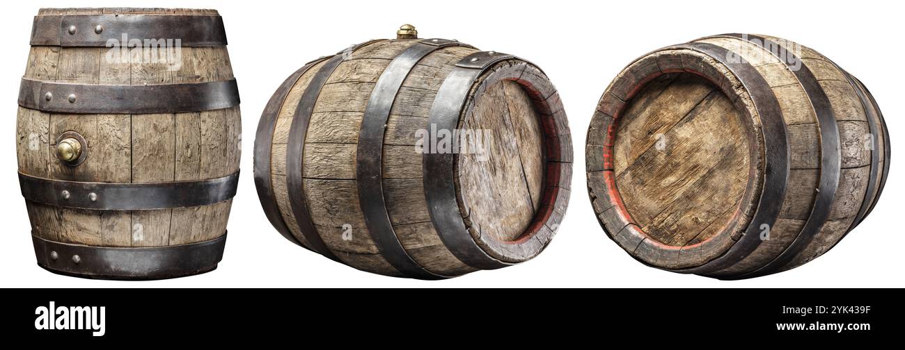 Tre botti di legno di rovere con anelli di ferro in diverse posizioni di tiro su sfondo bianco. Il file contiene i percorsi di ritaglio per ciascuno degli elementi. Foto Stock